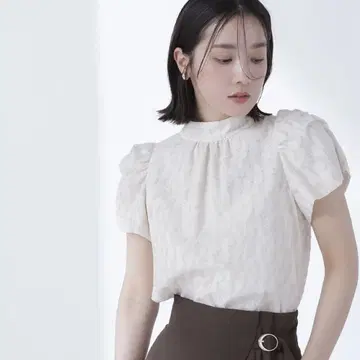 내추럴 뷰티 베이직 컷 자카드 볼륨 슬리브 블라우스