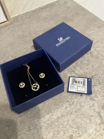 Swarovski 꽃 모티브 목걸이와 귀찌 세트