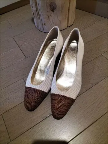 FOXEY 화이트/브라운 펌프스