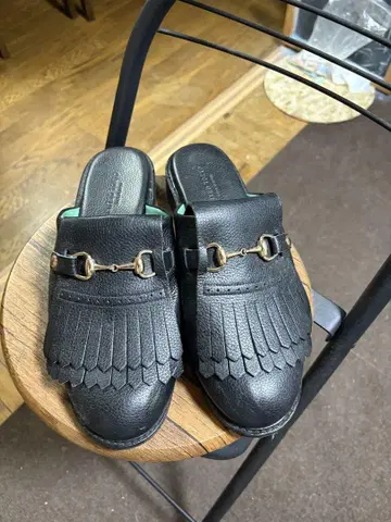 프린지 장식 블랙 슬라이드 샌들