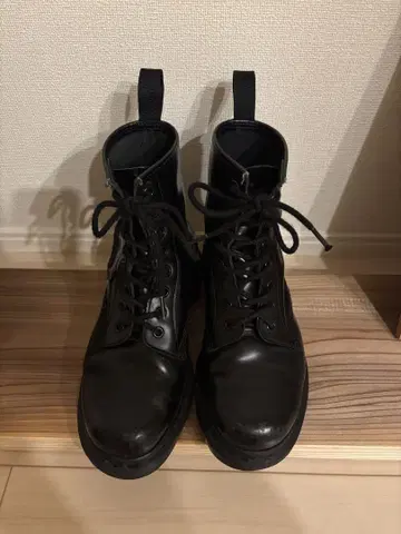 닥터마틴 8홀 블랙 스티치 올 블랙