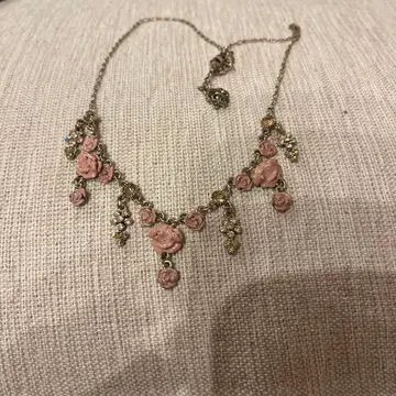 앤티크 장미꽃 모티브 핑크 목걸이 큐빅