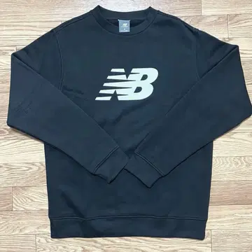 New Balance 블랙 맨투맨 트레이닝복