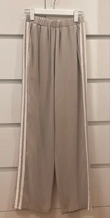 Spick&Span 스팽글 라인 트랙 팬츠