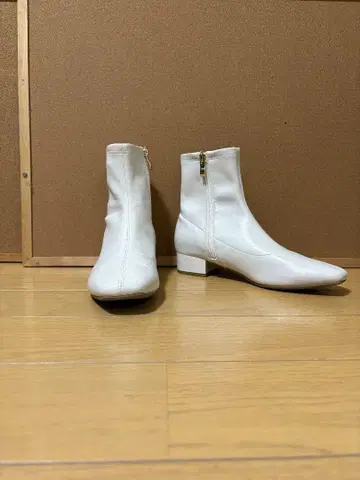 화이트 숏부츠 골드 지퍼 포함