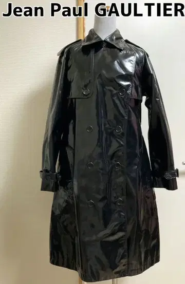 장 폴 고티에 블랙 에나멜 트렌치코트