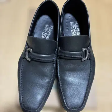 FERRAGAMO 블랙 로퍼