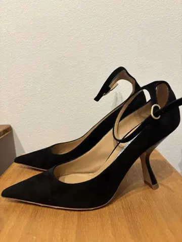 펠리코 블랙 스웨이드 펌프스 37