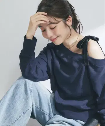 La boutique BonBon 미니 쭈리 오프숄더 리본 풀오버