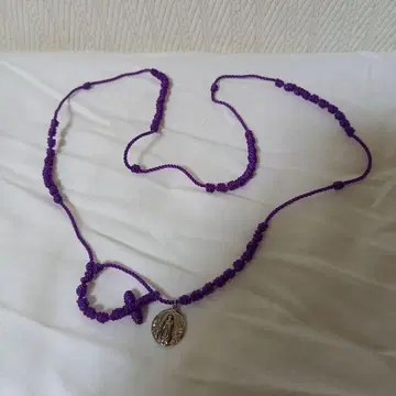보라색 목걸이 성모 마리아