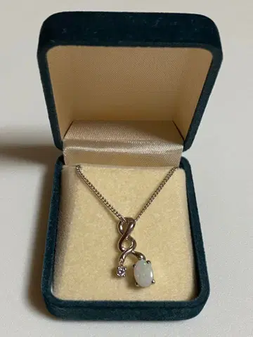 오팔 목걸이