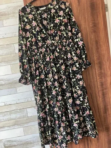 블랙 베이스에 꽃무늬가 들어간 긴팔 A라인 원피스
