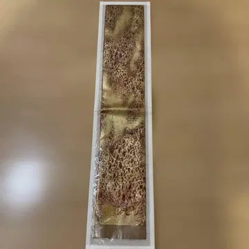 겹겹이 두른 옷깃 골드 컬러와 빨간색 무늬 실크 100%