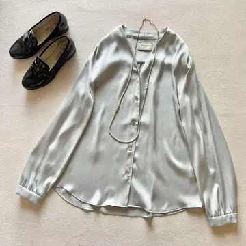 거의 새상품 UNITED ARROWS 드레이프감 새틴 V넥 블라우스