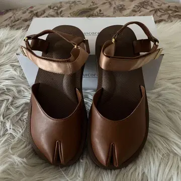 SUICORE 브라운 샌들