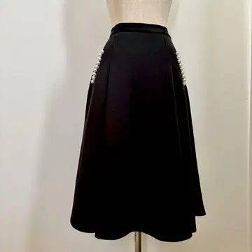 tocco closet 토코 클로젯 블랙 플레어 스커트 펄 버튼