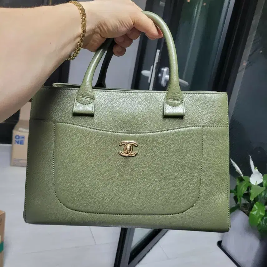 샤넬 (네고합의가능)샤넬 클래식 토트백 올리브색 사진 1