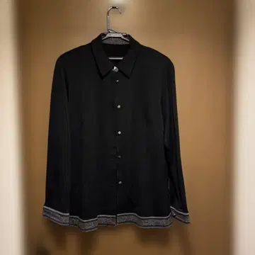 볼보네제 블랙 긴팔 블라우스 밑단 무늬
