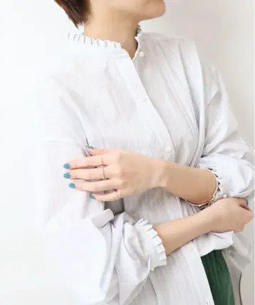 이에나 프릴 칼라 블라우스 색스 블루