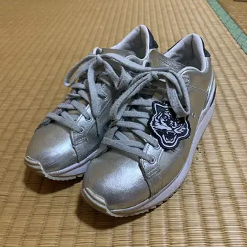 오니츠카타이거 메탈릭 실버 스니커즈