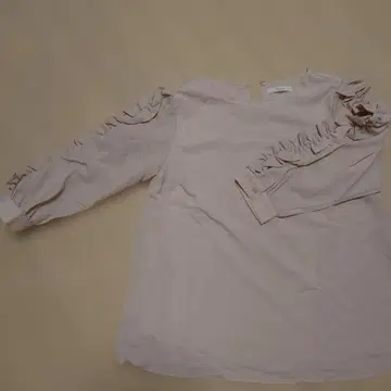 프릴 달린 옅은 핑크색 블라우스