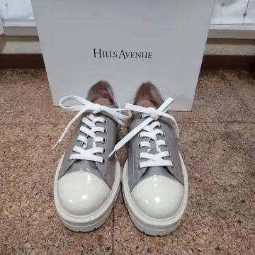 HILLS AVENUE 그레이 에나멜 스니커즈