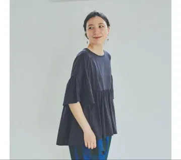 코디의 주역이 되는 풀오버 다크 그레이