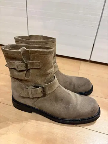 BUTTERO 베이지 스웨이드 버클 부츠