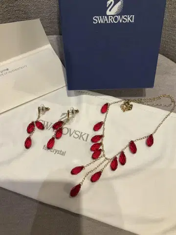 Swarovski 빨간색 크리스탈 목걸이와 귀찌 세트
