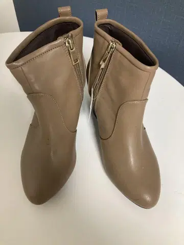 베이지 지퍼 부츠