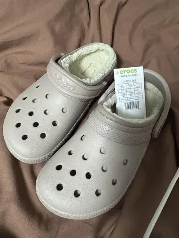 crocs 퍼 달린 클로그 샌들