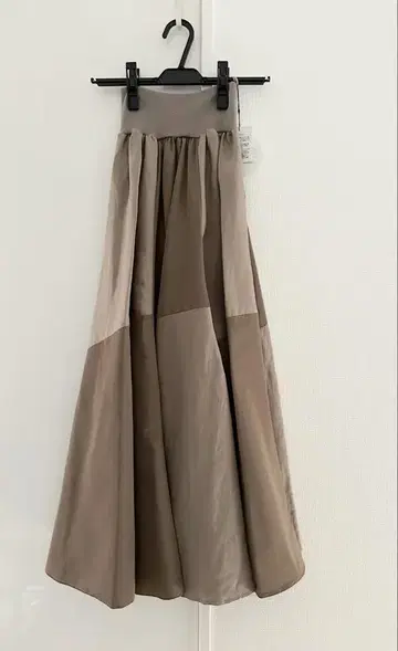 MONiLE 모니레 린넨 레이온 타프타 절개 롱 스커트