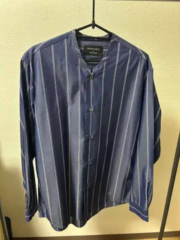 UNITED TOKYO 네이비 스트라이프 버튼 셔츠