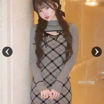 [ 공식 완판 ] 미셸 마카롱 데콜테 오픈 체크 니트 원피스 그레이 F