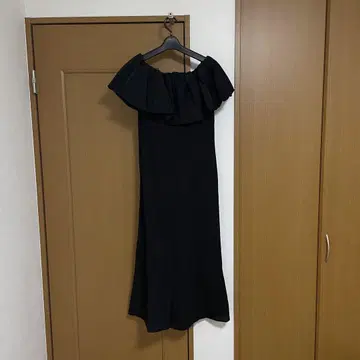 오프숄더 블랙 드레스 핏앤플레어