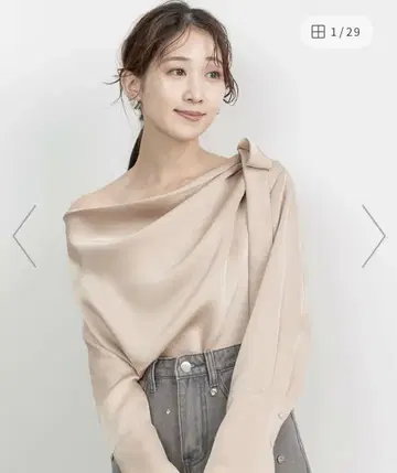 미사용 새상품 택 포함 RANDA 새틴 드레이프 블라우스