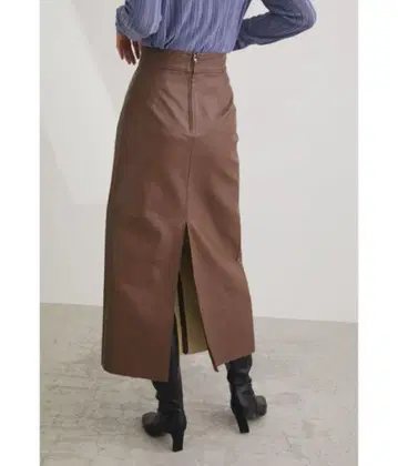 브라운 가죽 롱 스커트 슬릿 포함