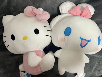 이 귀여운 헬로키티와 시나모롤의 큰 봉제 인형입니다