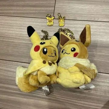 피카츄 이브이 봉제 인형 판초 메탈 참 세트