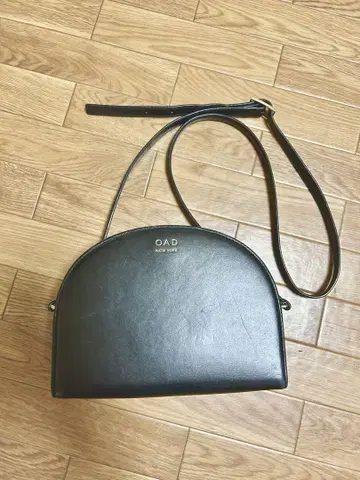 A.P.C. 아페쎄 숄더백 하프문