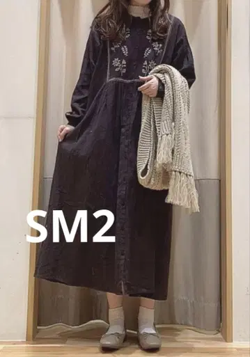 SM2 가슴 절개 자수 원피스