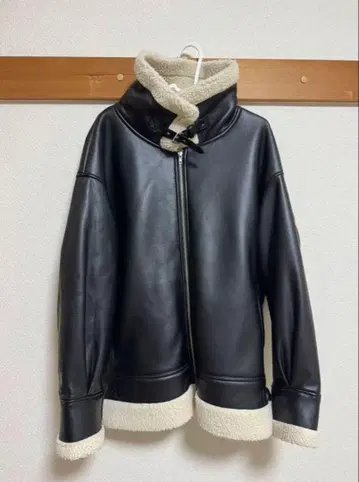 후드 부착 블랙 자켓