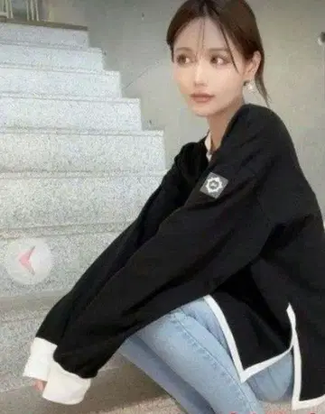 Rady 바이컬러 슬릿 로고 T셔츠