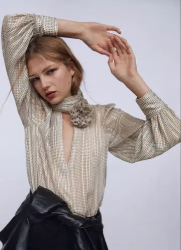 새상품 ZARA 샤이니 플라워 모티브 블라우스 XS