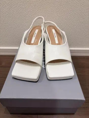 chuclla 화이트 오픈토 샌들