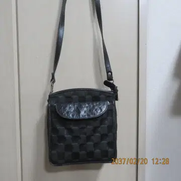 블랙 체크 무늬 숄더백 새상품급