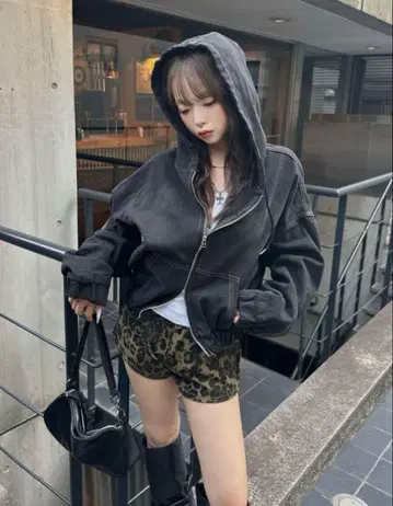 블랙 후드 부착 후드티