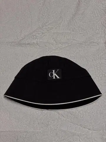 Calvin Klein 블랙 버킷햇