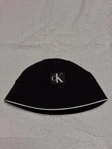 Calvin Klein 블랙 버킷햇