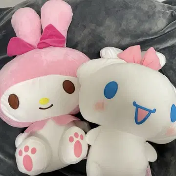 산리오의 큰 봉제 인형: 마이멜로디와 시나모롤
